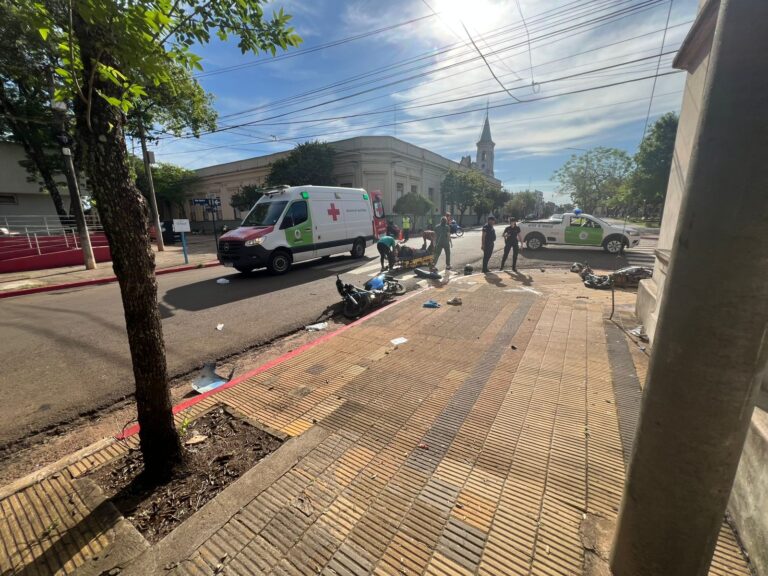Impactante accidente de tránsito entre dos motos en Santo Tomé. Una menor fue trasladada a Corrientes