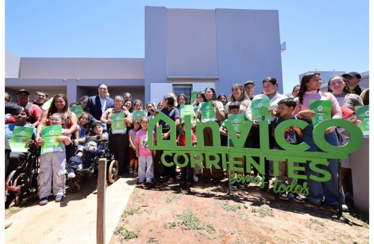 Valdés entregó viviendas en La Cruz e inauguró Polideportivo en Guaviraví