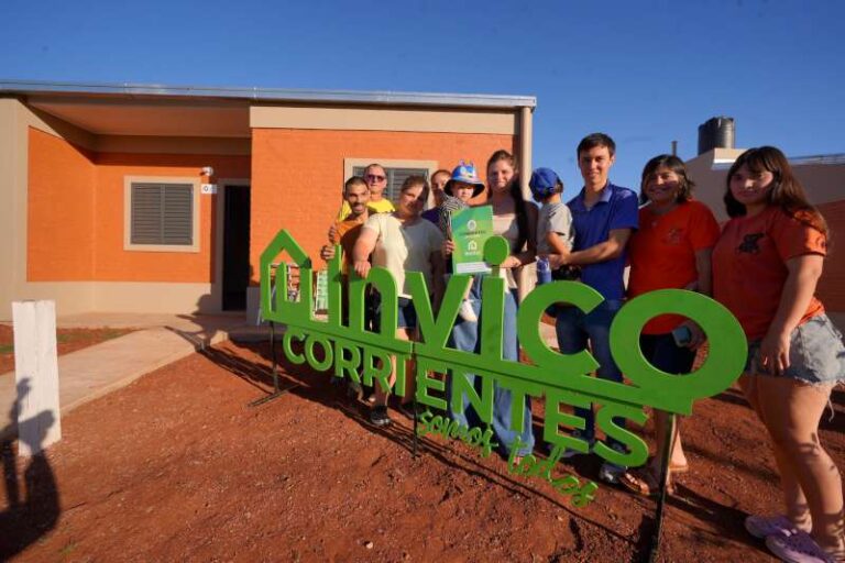 Valdés entregó 20 viviendas en Liebig y anunció la construcción de 40 más