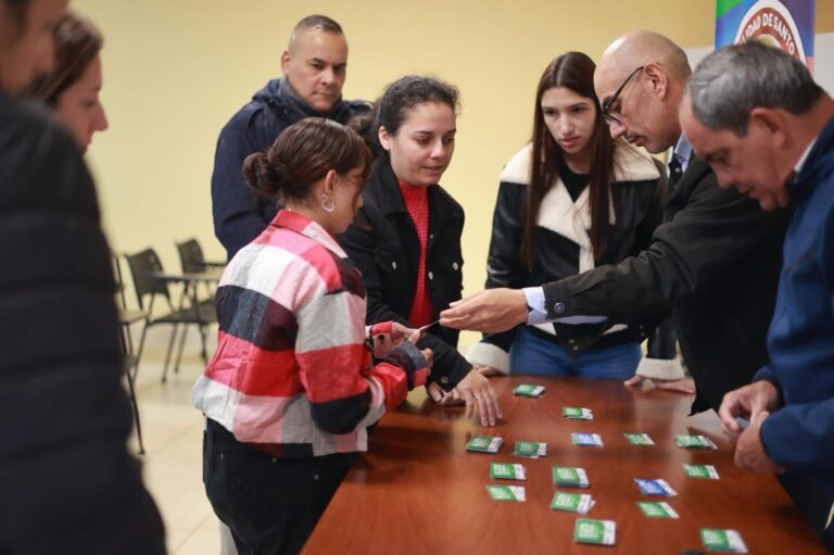 El Municipio entregó carnets de transporte escolar gratuito y amplió el beneficio a pensionados de ANSES