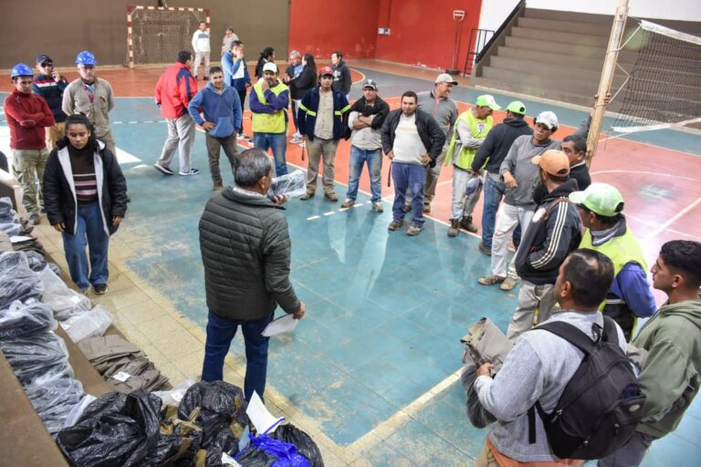Santo Tomé: El municipio entregó indumentaria a más de 80 trabajadores de Defensa Civil, Obras Públicas y Luminotecnia