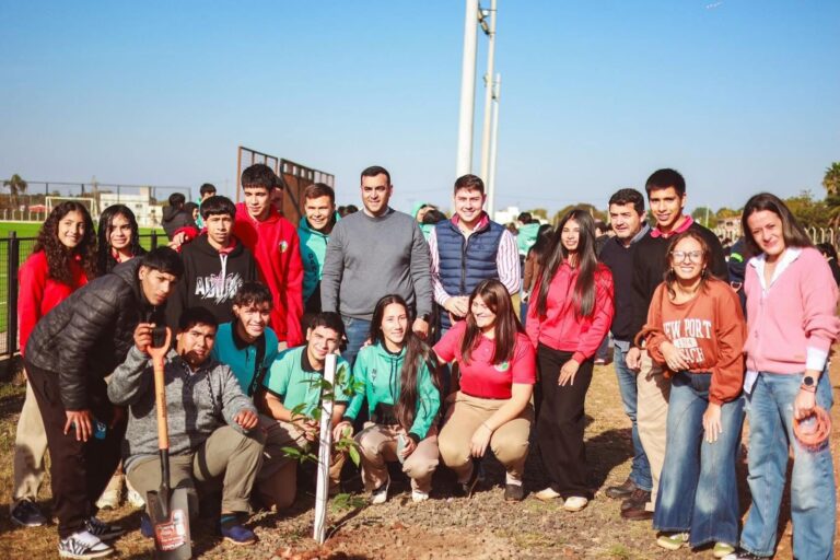 Santo Tomé celebró el Día Mundial del Ambiente plantando árboles nativos y llamando a los jóvenes a “sembrar futuro”