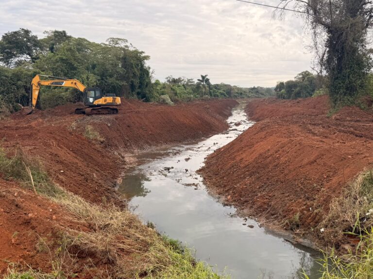 Santo Tomé: Sin pausa, el Municipio trabajó este domingo en la recta final del saneamiento del arroyo Picardía