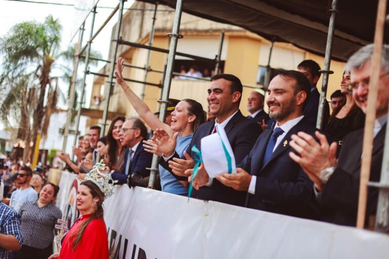 Se concretó el desfile por los 163 años de Santo Tomé y JP Valdés anunció la construcción de un Sambodromo