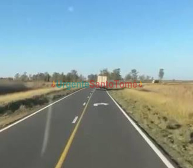 Tragedia en Santo Tomé: Un joven murió tras terminar con su moto debajo de un camión en ruta 14