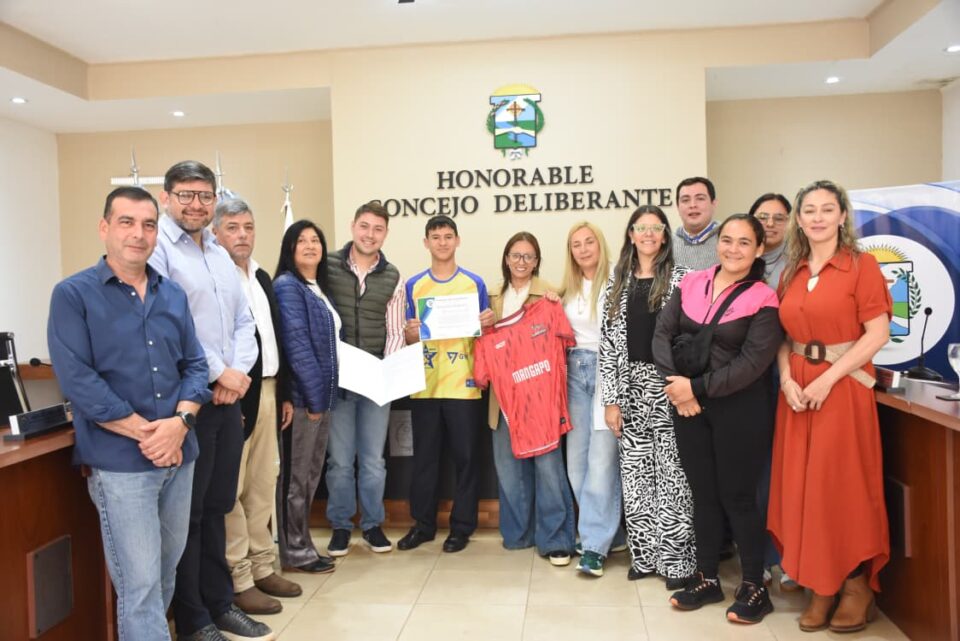 CONCEJALES DISTINGUIERON AL DEPORTISTA SANTOTOMEÑO LEONEL ZAMUDIO