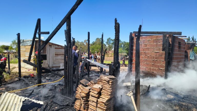Santo Tomé: Acción Social acompaña a una familia afectada por un incendio en la Chacra 45 Santo Tomé: Acción Social acompaña a una familia afectada por un incendio en la Chacra 45