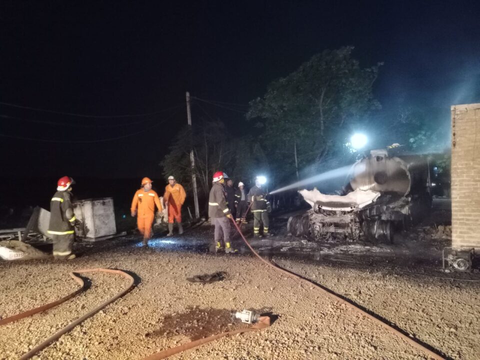 Incendio en predio de Estación de Servicio de Santo Tomé: Explosión de un camión cisterna generó un incendio y hay dos heridos