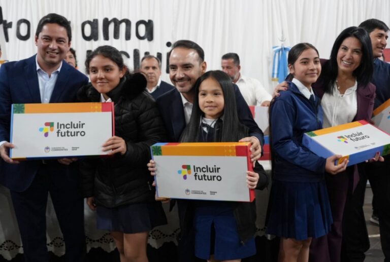 Valdés entregó más de 600 notebooks e inauguró cuadras de asfalto en Virasoro Valdés entregó más de 600 notebooks e inauguró cuadras de asfalto en Virasoro