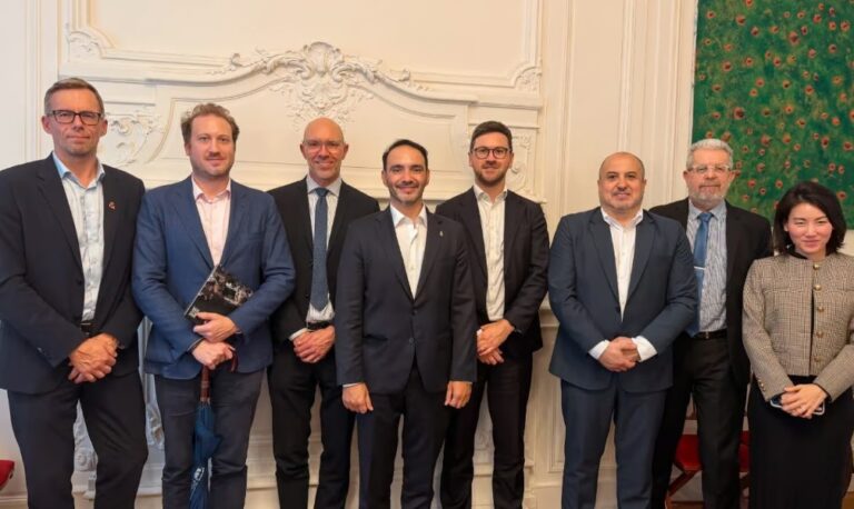Valdés busca inversiones en París para impulsar la energía y la industria de Corrientes Valdés busca inversiones en París para impulsar la energía y la industria de Corrientes