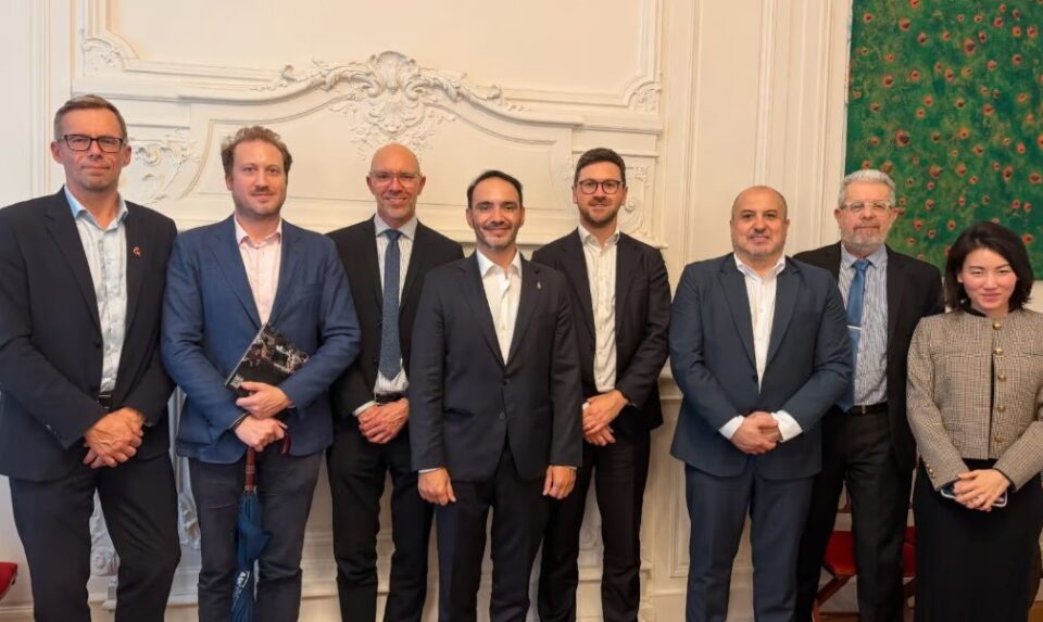 Valdés busca inversiones en París para impulsar la energía y la industria de Corrientes