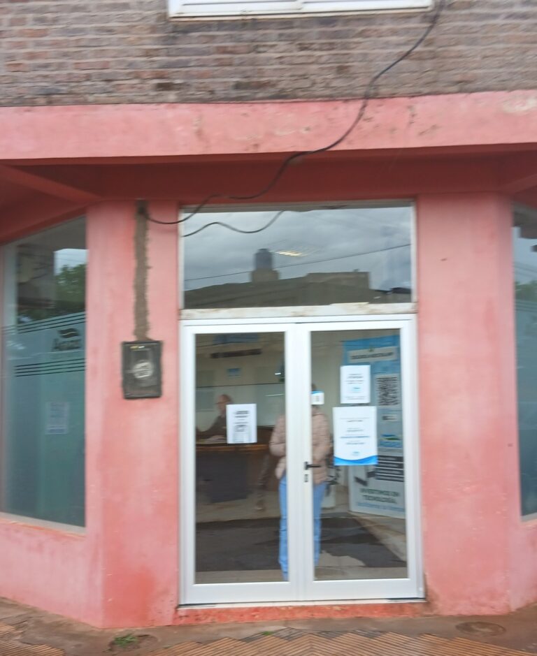 Denuncian a la Delegación de Aguas de Corrientes de Santo Tomé. Llegan boletas de más de 0 mil en casas sin perdidas, ni piletas, insólito